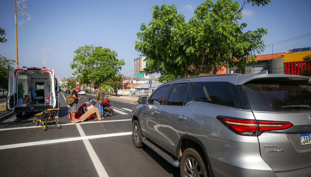 O acidente aconteceu quando o motociclista parou na faixa