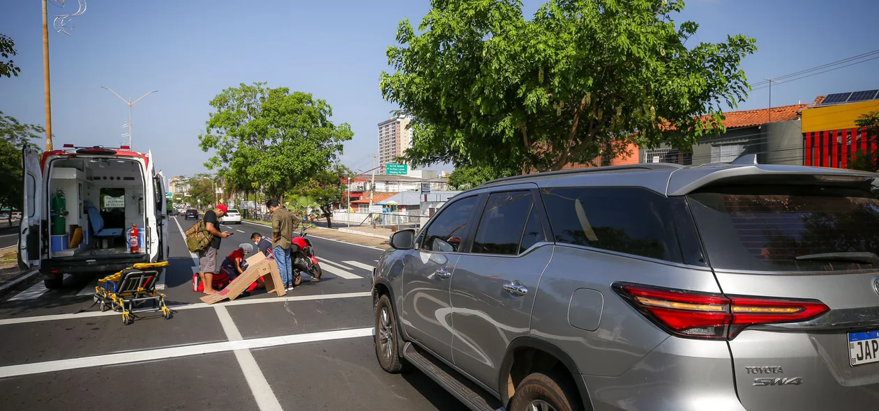 O acidente aconteceu quando o motociclista parou na faixa