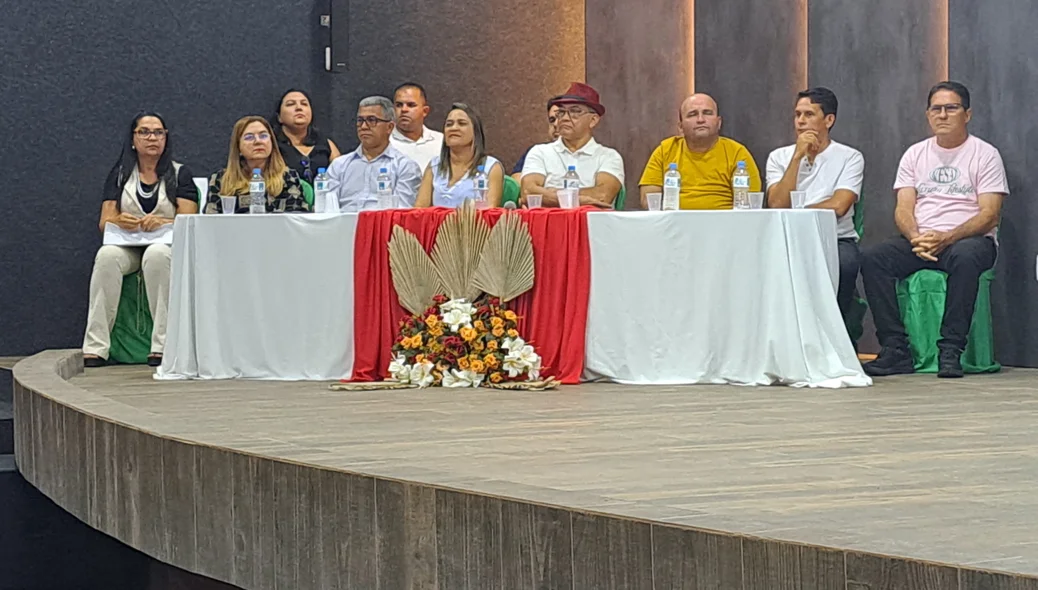 O encontro foi realizado no Cineteatro