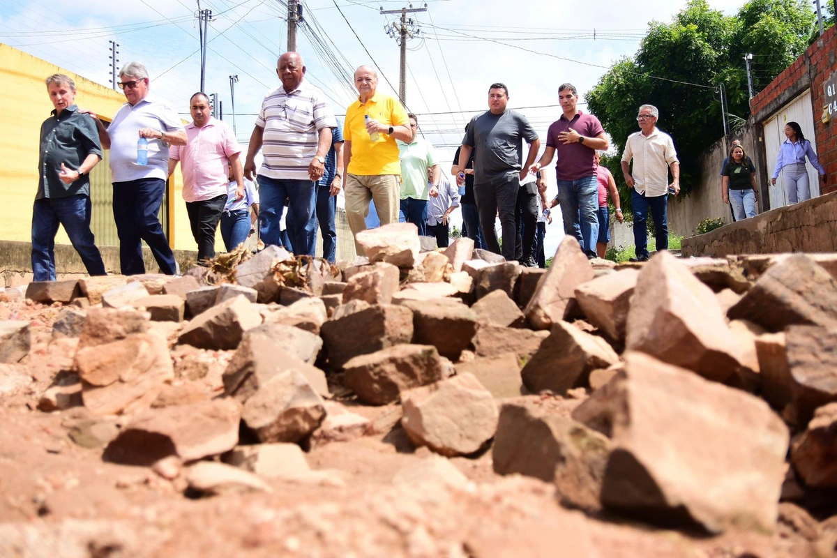 O prefeito estava acompanhado de equipes da SEMAM, das SDUs, da Equatorial e da Defesa Civil