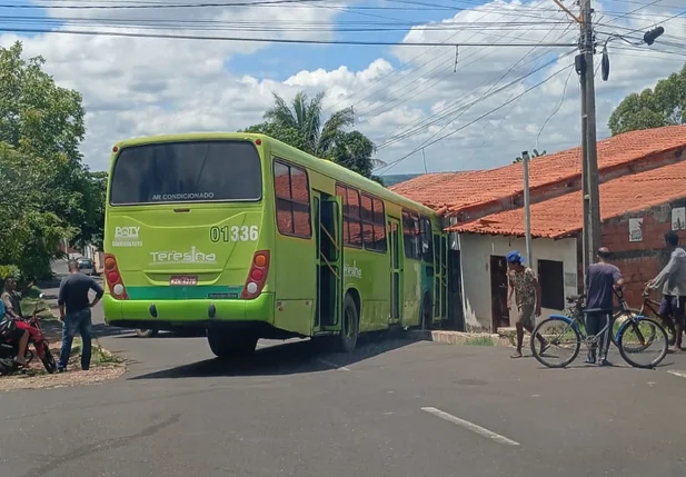 Ônibus do Consórcio Poty bateu contra muro de casa na zona norte de Teresina