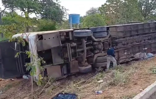 Ônibus tombou na BR 135