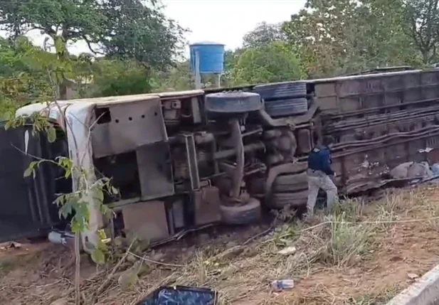 Ônibus tombou na BR 135