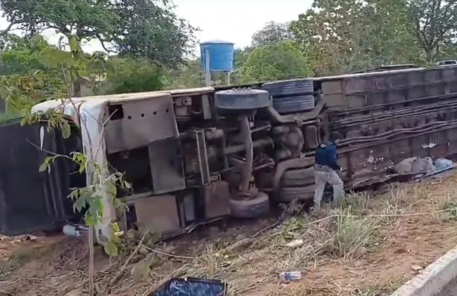 Ônibus tombou na BR 135