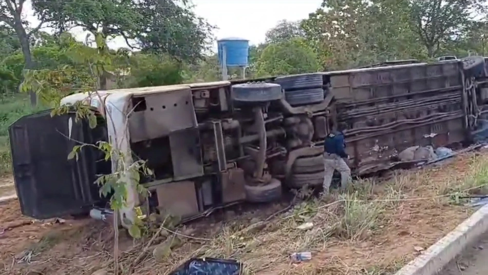 Ônibus tombou na BR 135