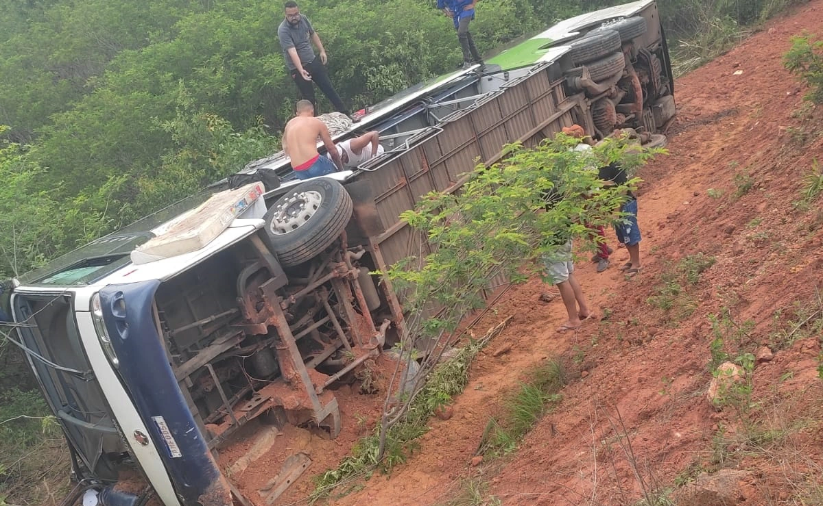 Ônibus virou na BR 135 no Sul do Piauí