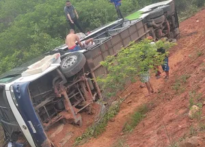 Ônibus virou na BR 135 no Sul do Piauí