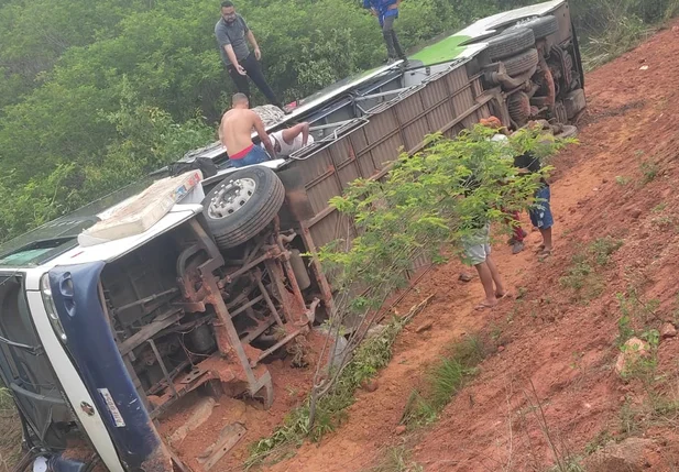 Ônibus virou na BR 135 no Sul do Piauí