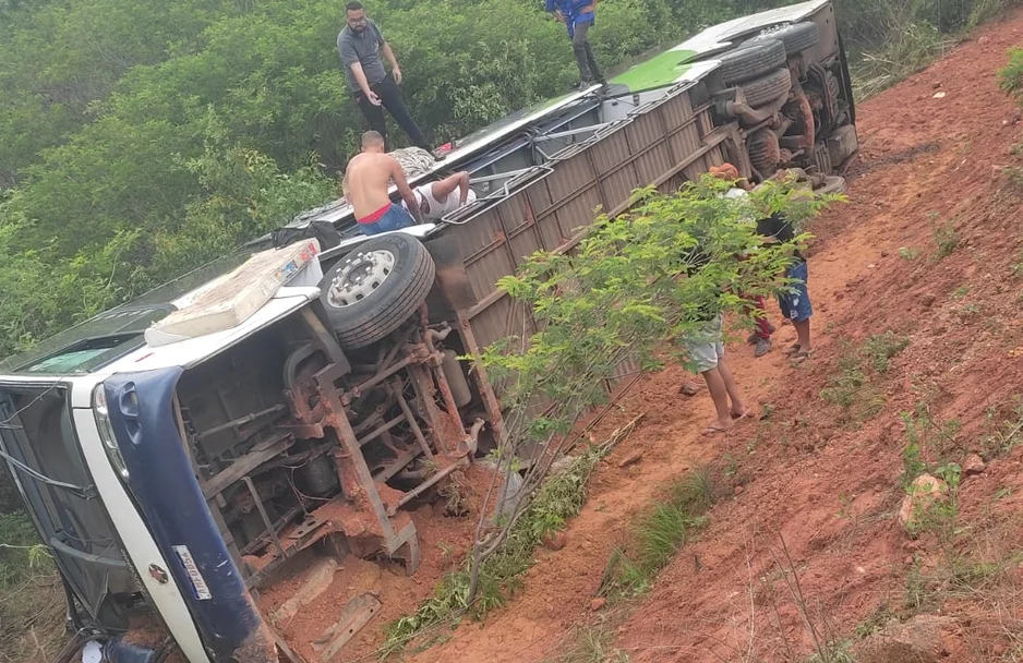 Ônibus virou na BR 135 no Sul do Piauí