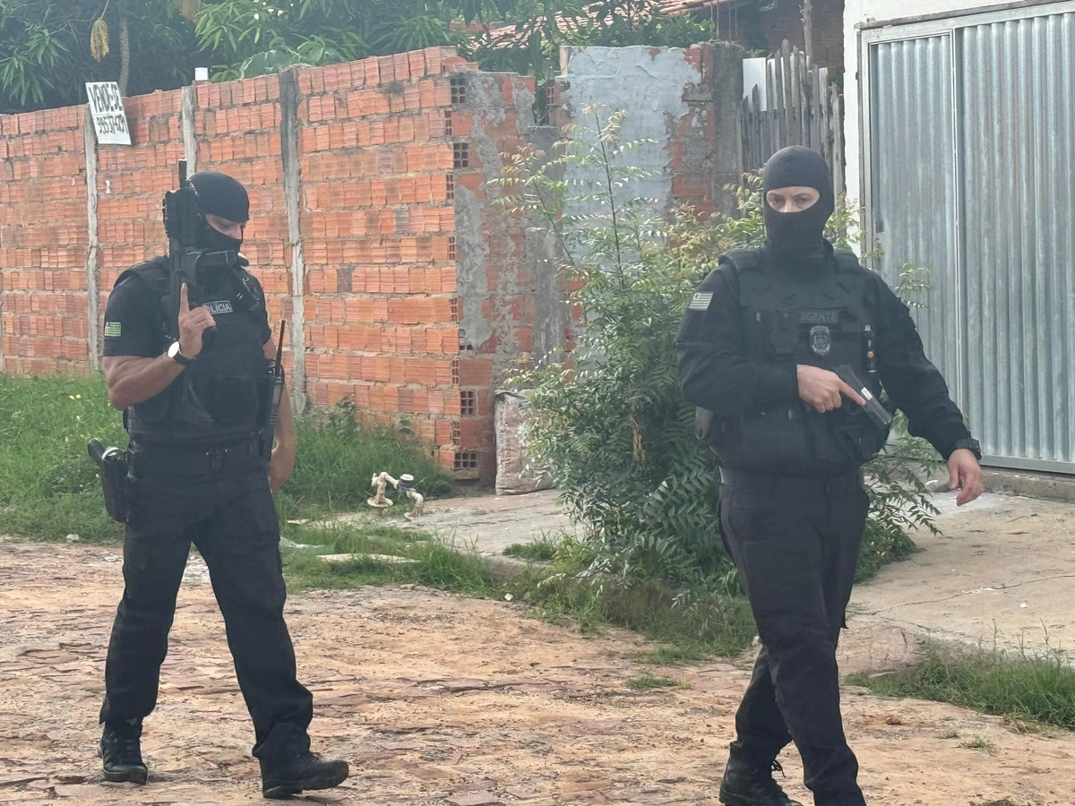 Policiais civis em operação na Santa Maria da Codipi