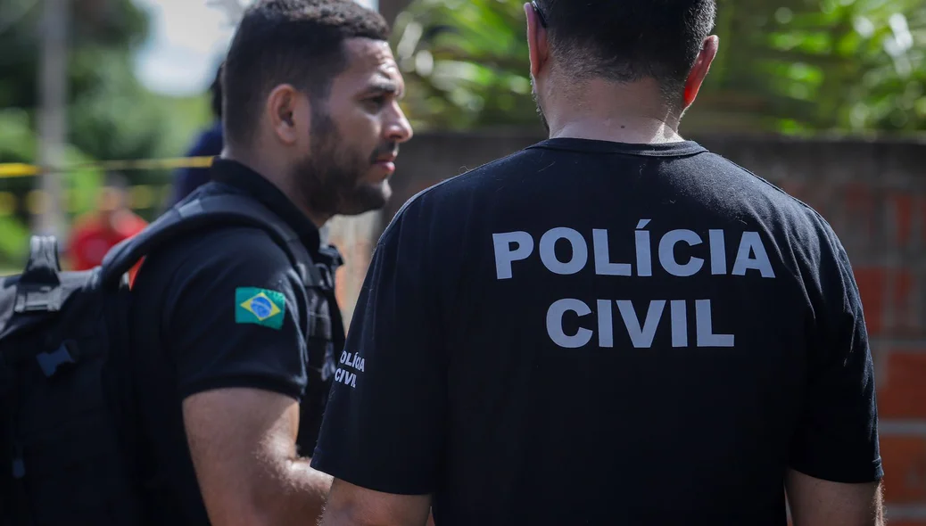 Policiais civis no local