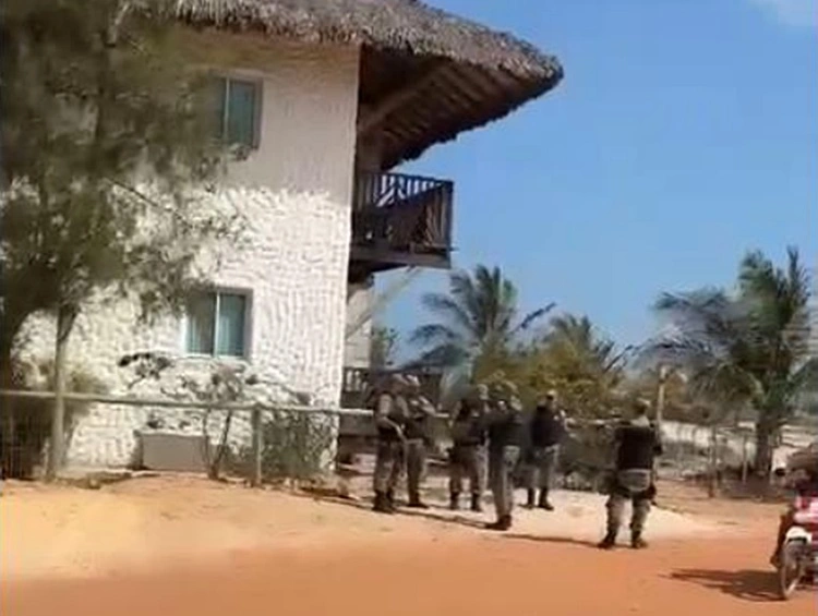 Policiais cumprindo ordem do Estado do Piauí no terreno de Ciro Nogueira