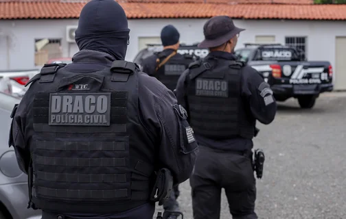 Policiais do DRACO durante operação