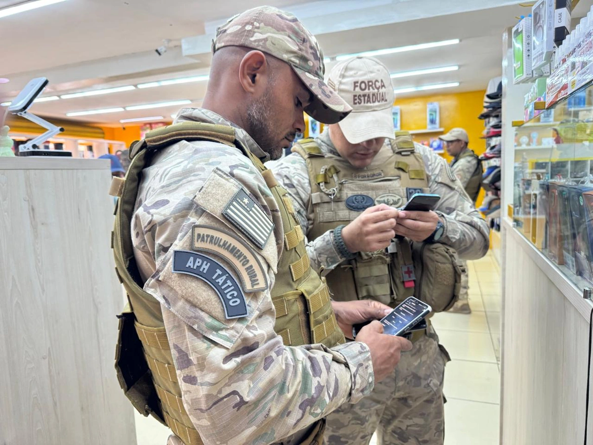 Policiais durante diligências da Operação Interditados