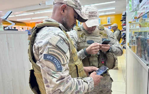 Policiais durante diligências da Operação Interditados