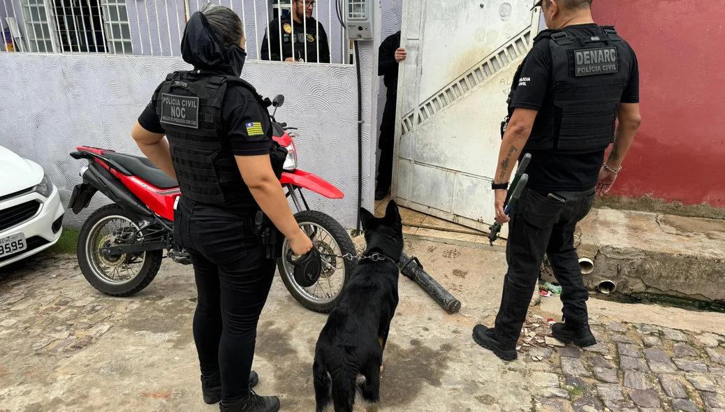 Policiais e cão farejador