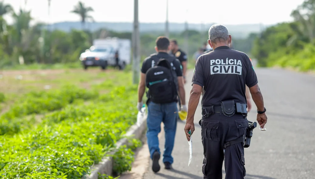 Policiais investigam a motivação e dinâmica do crime