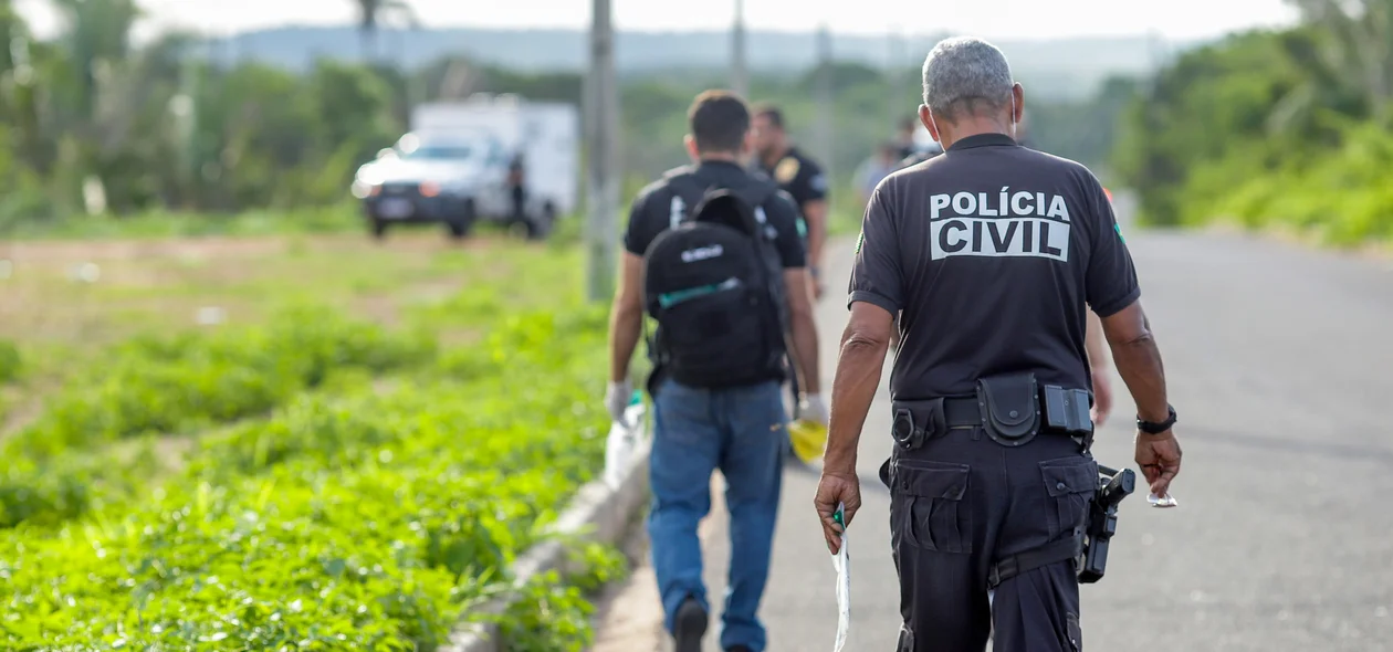 Policiais investigam a motivação e dinâmica do crime