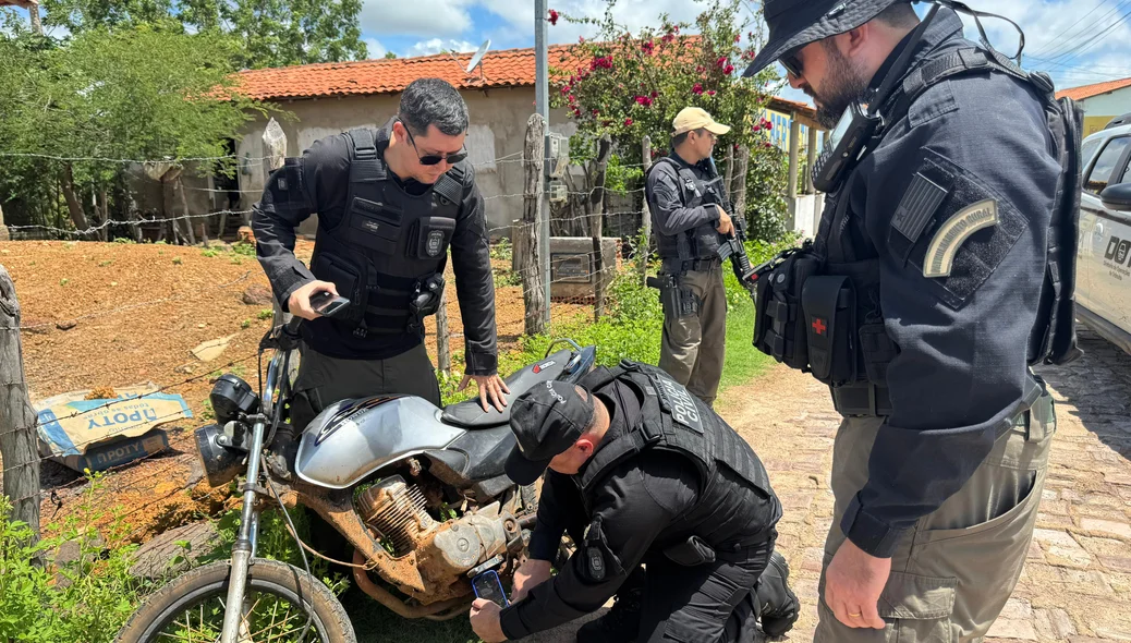 Policiais realizando vistorias em motos