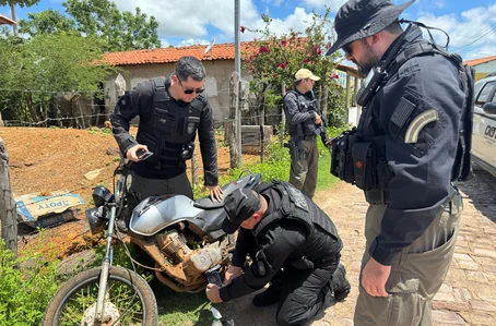 Policiais realizando vistorias em motos