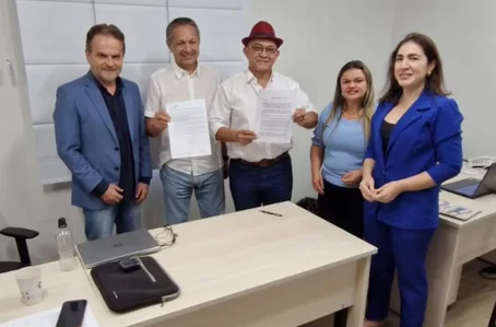 Prefeito Abdoral Melo assina termo de adesão a programa do Sebrae