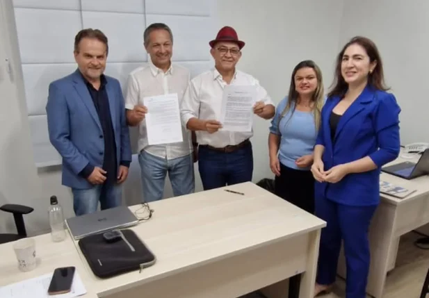 Prefeito Abdoral Melo assina termo de adesão a programa do Sebrae