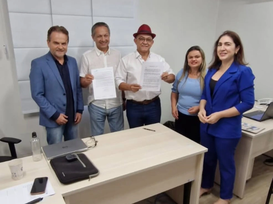 Prefeito Abdoral Melo assina termo de adesão a programa do Sebrae