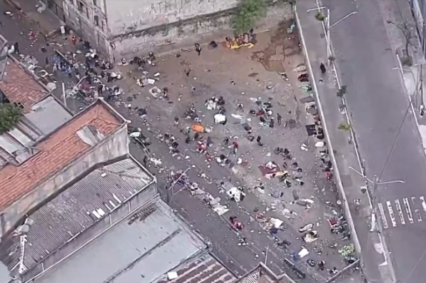 Prefeitura de São Paulo ergue muro para isolar frequentadores da Cracolândia