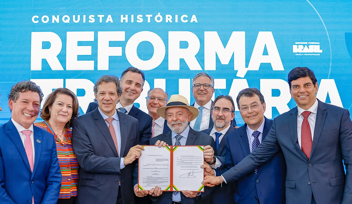 Presidente Lula e ministros na sanção da regulamentação da reforma tributária