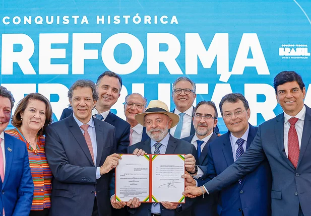 Presidente Lula e ministros na sanção da regulamentação da reforma tributária