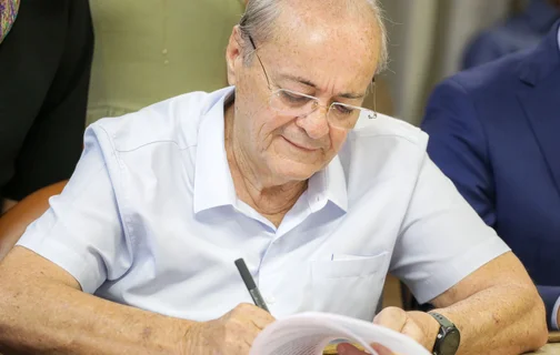 Sílvio Mendes assina documento para iniciar estudos sobre implementação de transporte elétrico em Teresina