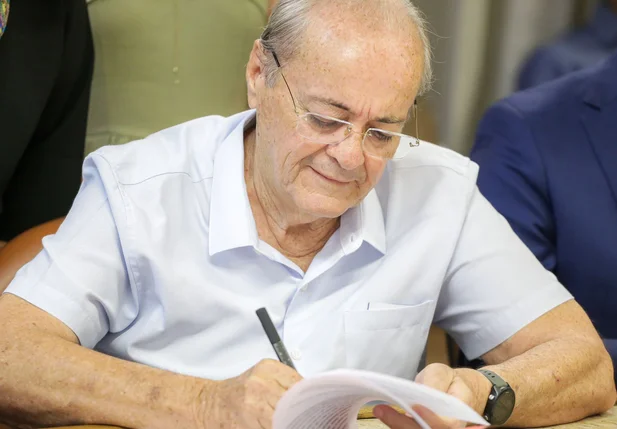 Sílvio Mendes assina documento para iniciar estudos sobre implementação de transporte elétrico em Teresina