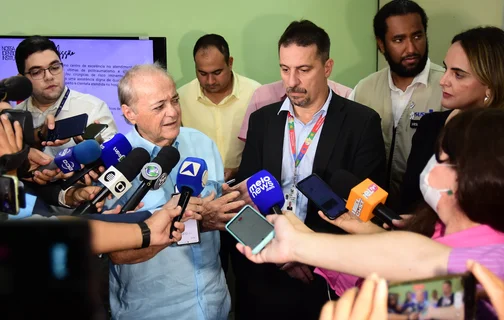 Sílvio Mendes durante coletiva de imprensa ao lado de Leonardo, assessor técnico do Ministério da Saúde