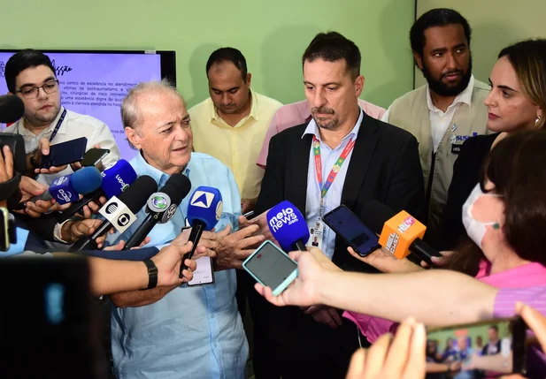 Sílvio Mendes durante coletiva de imprensa ao lado de Leonardo, assessor técnico do Ministério da Saúde