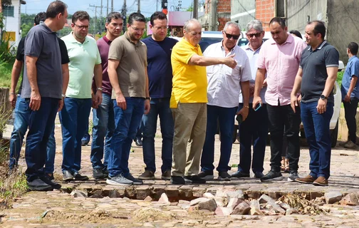 Sílvio Mendes durante visita a bairros afetados pelas fortes chuvas em Teresina