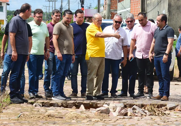 Sílvio Mendes durante visita a bairros afetados pelas fortes chuvas em Teresina