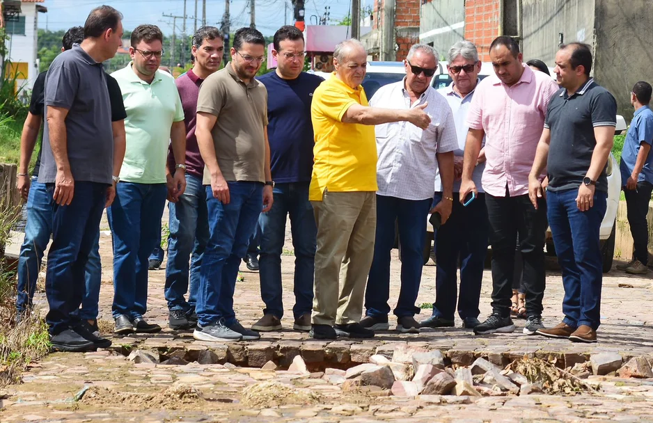 Sílvio Mendes durante visita a bairros afetados pelas fortes chuvas em Teresina