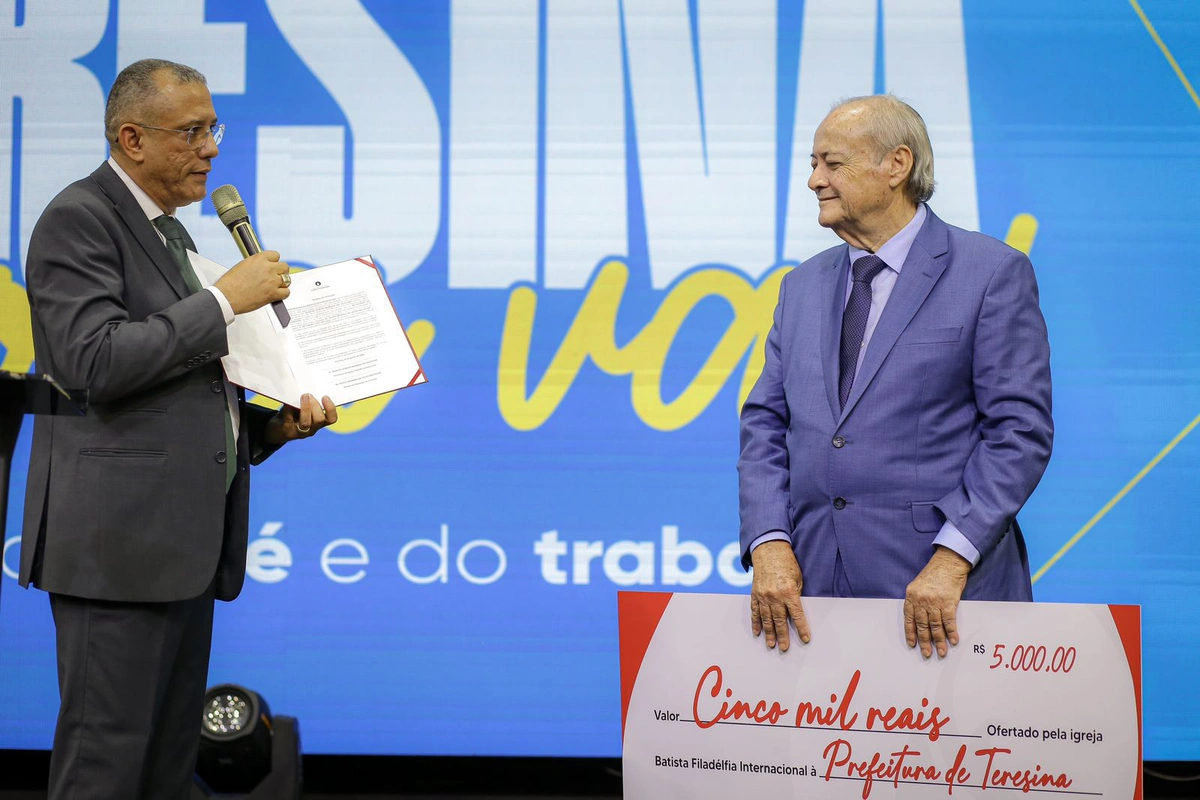 Sílvio Mendes recebe doação para a Prefeitura de Teresina durante culto na Igreja Batista Filadélfia Internacional