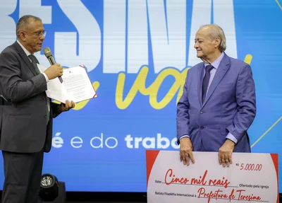 Sílvio Mendes recebe doação para a Prefeitura de Teresina durante culto na Igreja Batista Filadélfia Internacional