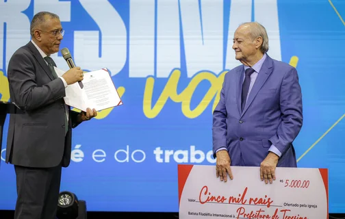 Sílvio Mendes recebe doação para a Prefeitura de Teresina durante culto na Igreja Batista Filadélfia Internacional