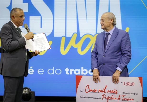 Sílvio Mendes recebe doação para a Prefeitura de Teresina durante culto na Igreja Batista Filadélfia Internacional