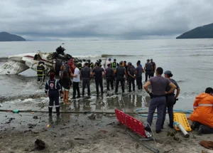 Socorristas resgatam vítimas da queda de avião em Ubatuba