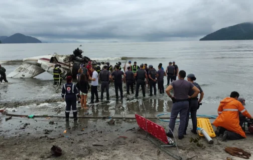 Socorristas resgatam vítimas da queda de avião em Ubatuba