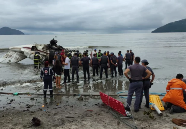 Socorristas resgatam vítimas da queda de avião em Ubatuba