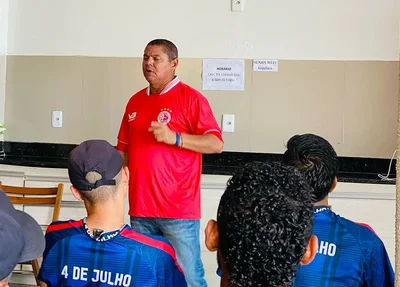 Técnico Valdomiro Ferreira conversando com o elenco do 4 de Julho