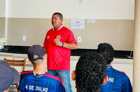 Técnico Valdomiro Ferreira conversando com o elenco do 4 de Julho