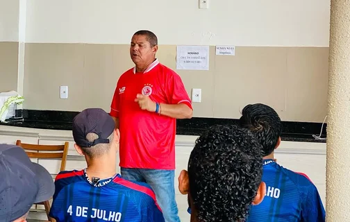 Técnico Valdomiro Ferreira conversando com o elenco do 4 de Julho