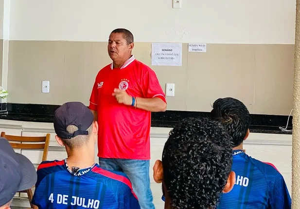 Técnico Valdomiro Ferreira conversando com o elenco do 4 de Julho