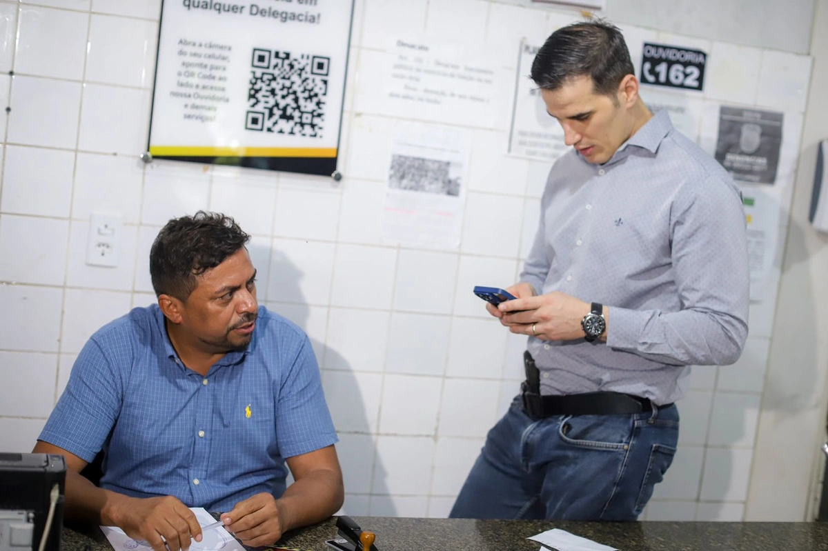 Vereador João Pereira registrando boletim de ocorrência no 11º Distrito Policial, em Teresina, ao lado do delegado Matheus Zanatta