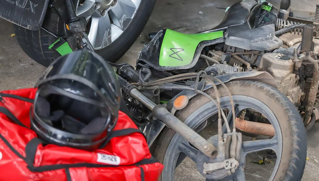 A caminhonete também atingiu algumas motos no local